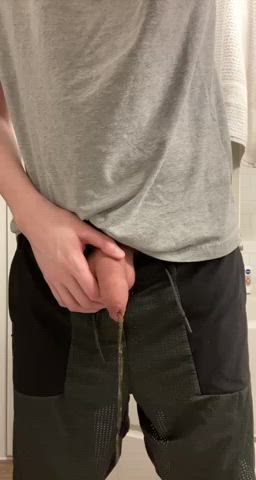 Here’s how uncut guys piss