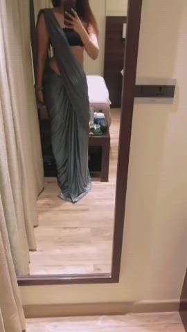 Saree main pelo maal