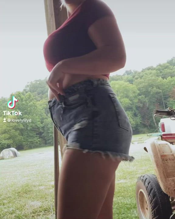 Any of y’all like country girls?