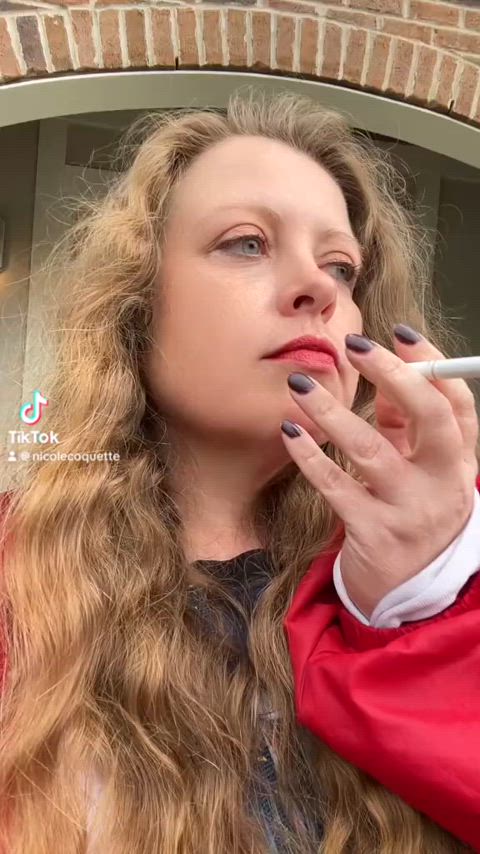 Let me blow it on your cock daddy 🚬💋