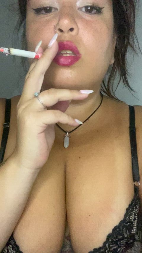 amateur onlyfans smoking amateur-girls chubby-girls smoking-fetish gif