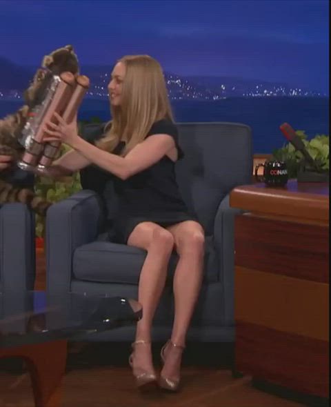 amanda seyfried celebrity legs gif