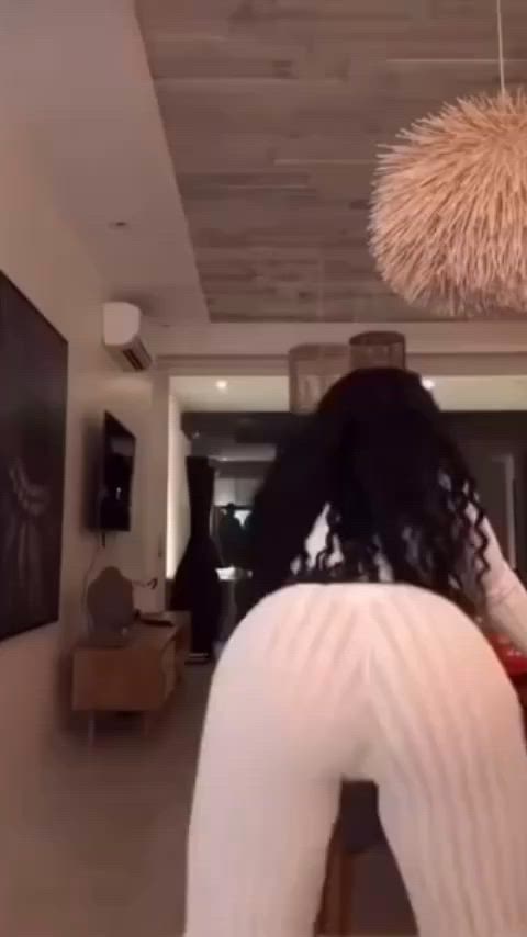 Big booty clapping 