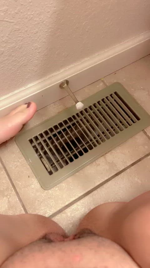 Who else wants me to piss in their vents so their house smells like me?~