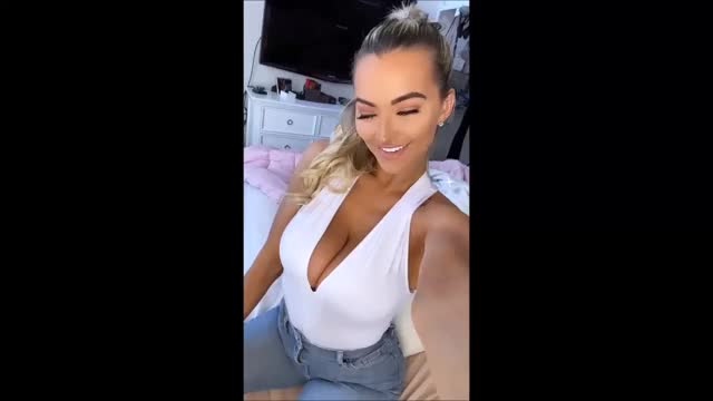 Lindsey Pelas Cleavage