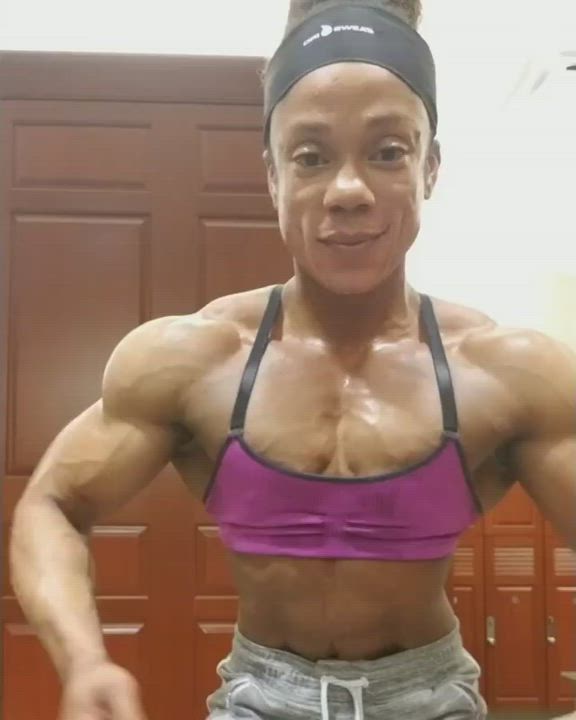 Bodybuilder Fitness Muscular Girl Selfie gif