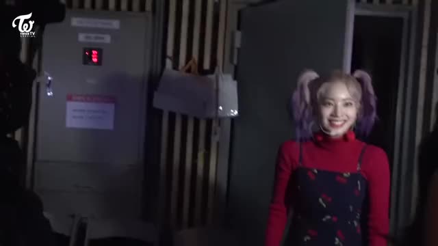 Dahyun getting Tzuyu's help