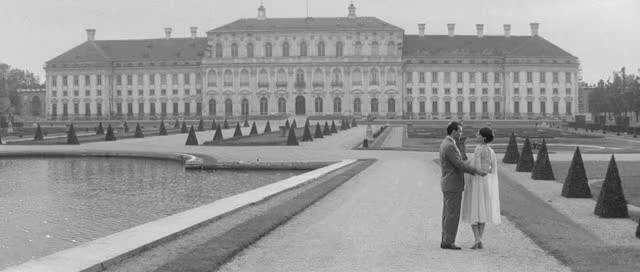 Last-Year-at-Marienbad-1961-GIF-01-00-43-shoe-breaks