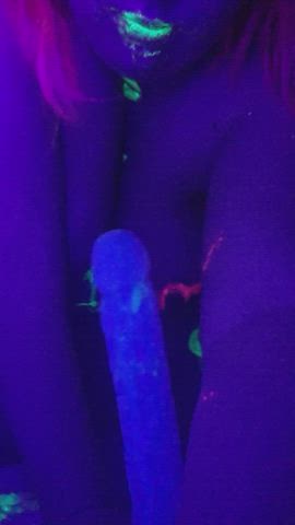 milf giving glow in the dark bj