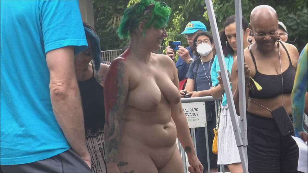 Naked model gets painted in public in New York City