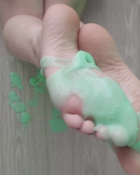 Do you like to play with slime? 😝