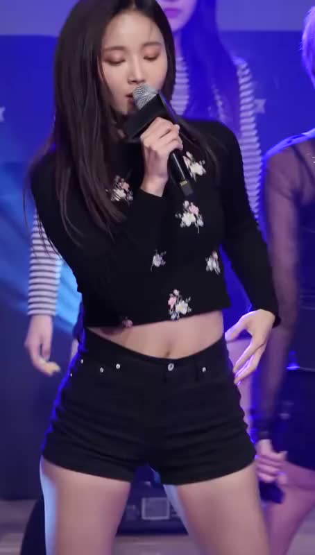 196. Momoland - Yeonwoo