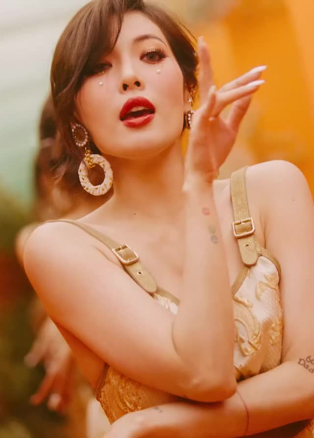 Hyuna - FLOWER SHOWER 6