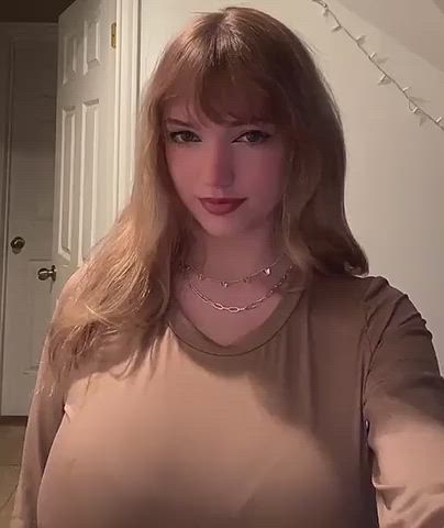 A busty Taylor Swift 😅