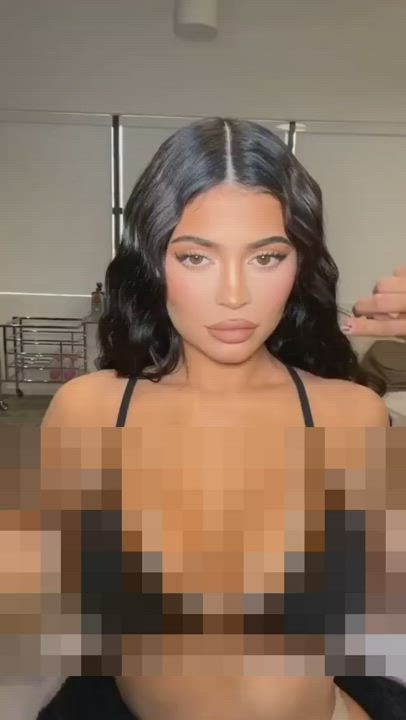 Kylie Jenner sexy tits, too bad you can't see them
