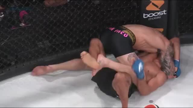 Guilherme Vasconcelos with a nice arm triangle choke