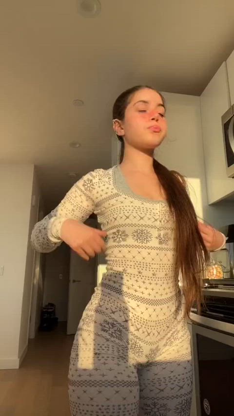 18 years old ass shaking big ass brunette cute kitchen non-nude ponytail teen tiktok