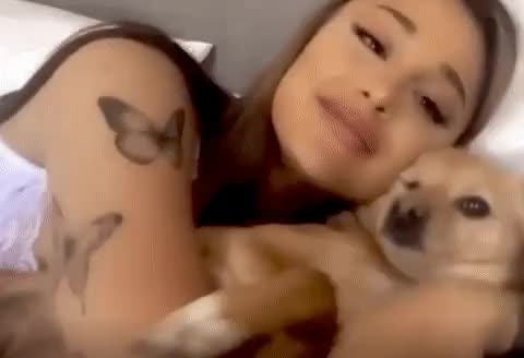 Ariana-Grande-Nipslip