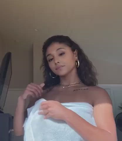 Ariana Grande Boobs Bouncing Tits Celebrity Fake Huge Tits Titty Drop Towel gif