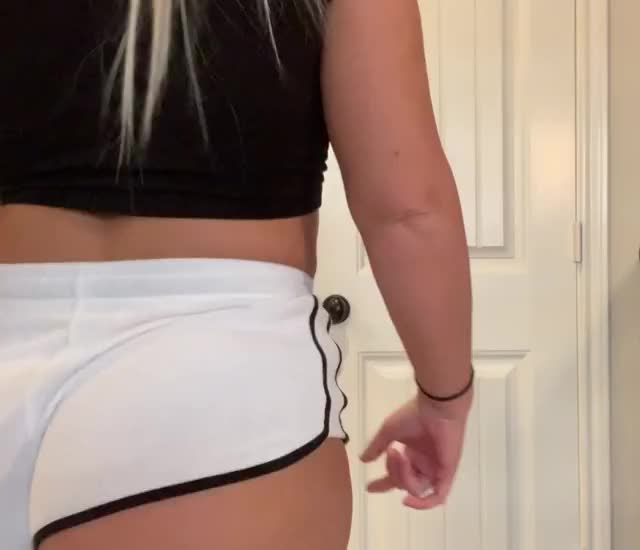 Blonde PAWG twerks