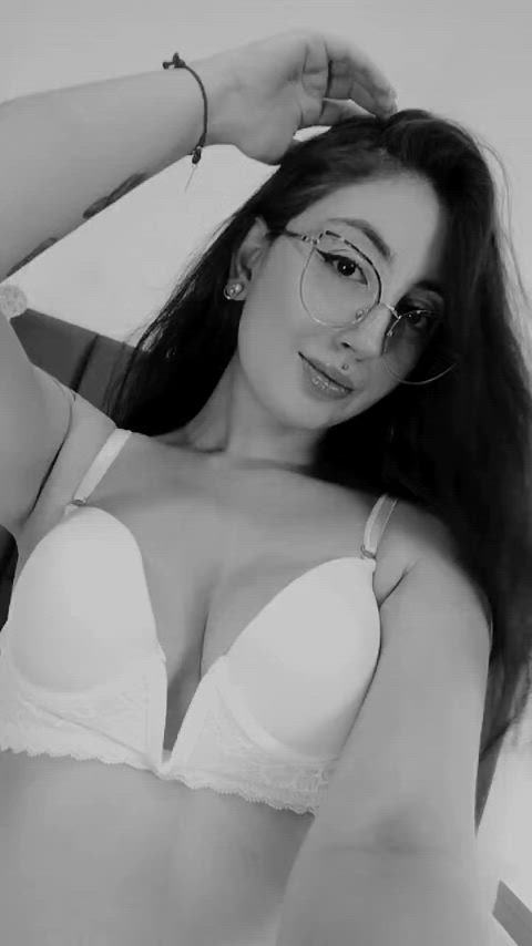 camsoda camgirl latina lingerie model webcam cam-girls girls-with-glasses selfies