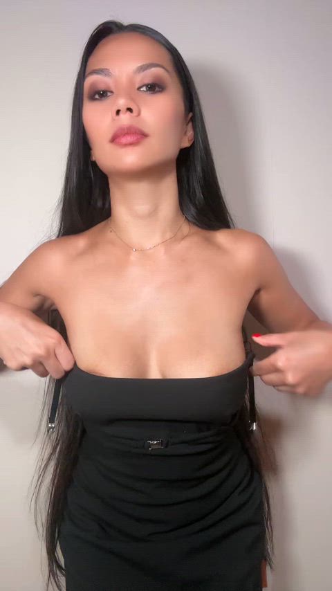 asian boobs cleavage downblouse milf tease braless real-tease softcore gif