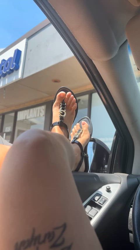 cum on feet cute feet feet fetish feet licking feet sucking findom latina onlyfans