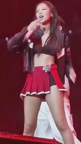 Jennie only wearing a bra🥴