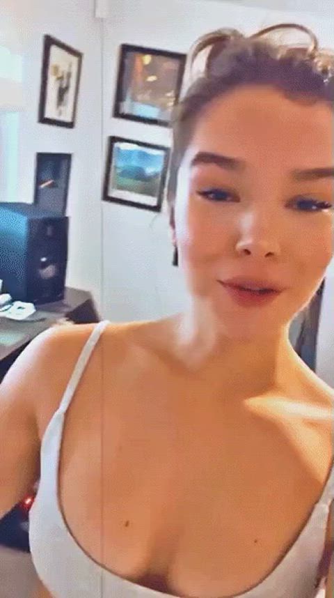 celebrity sexy hailee steinfeld gif