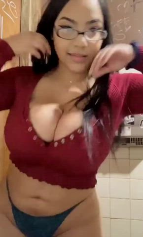 Latina Natural tits