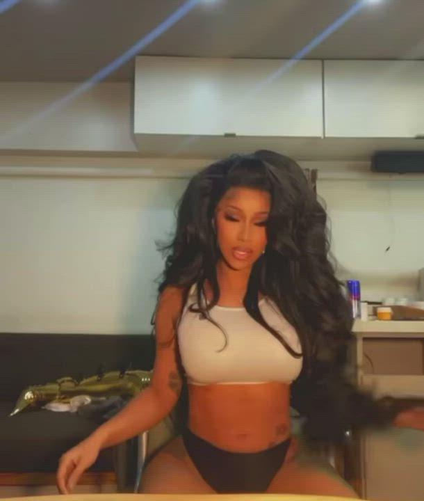 Cardi Dancing so Sexy