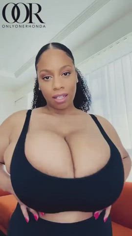 cleavage huge tits jiggling gif