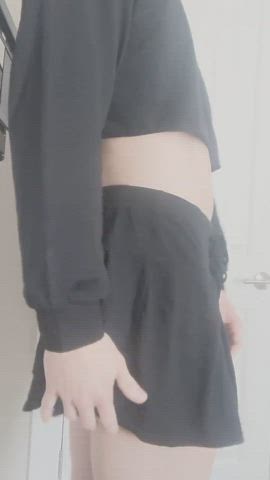 Little skirt, big butt