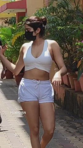 Jhanvi Kapoor would make a perfect milf