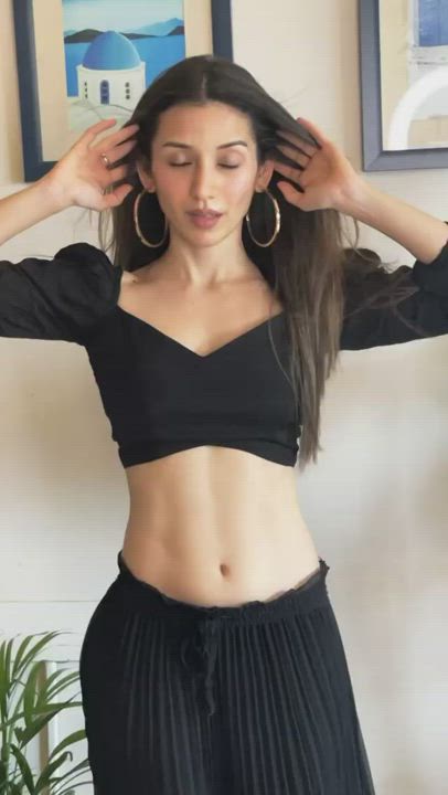 Heli Daruwala sexy belly dance 😍