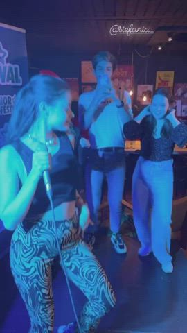 Stefania weer lekker aan het dansen