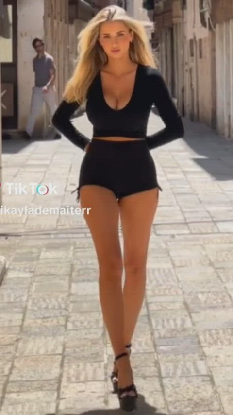 mikaylademaiterr TikTok walk