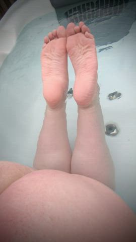 Hot tub Footjob? 😈💦