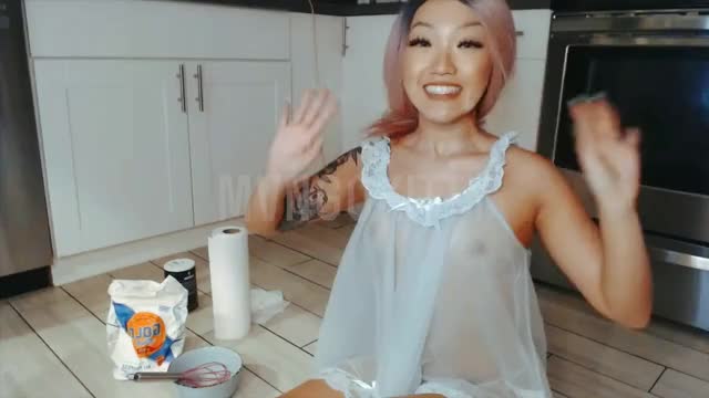 Suki bakes a creampie!