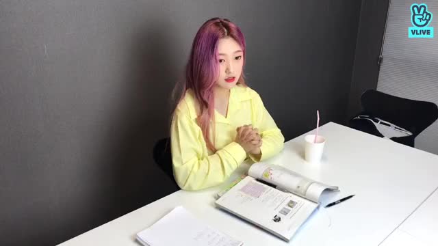 V LIVE - [이달의 소녀] 최리의 리얼 공부방 102