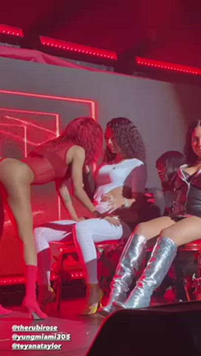 Teyana Taylor giving rubi Rose a lapdance ?