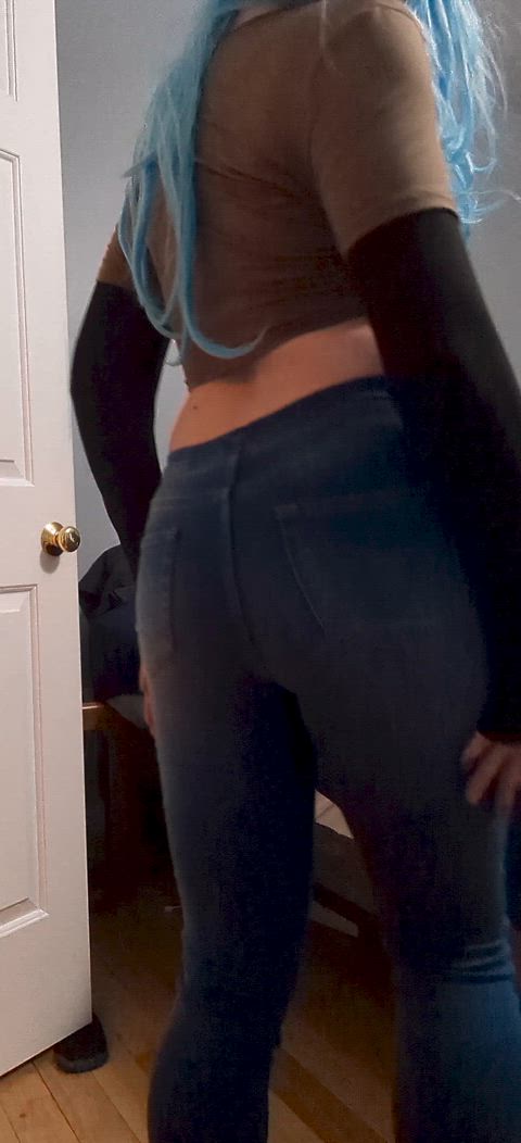 Happy Friday does my booty look good in these jeans?🍑 👖☺️💕