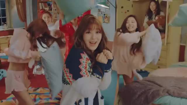 twice knock knock pillow fight