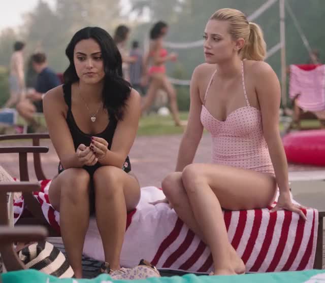 Camila Mendes & Lili Reinhart,