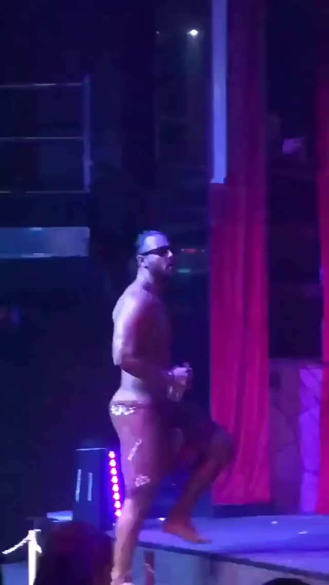 MURCIÉLAGO NOCTURNO - Aquí les traigo este rico #Stripper @RedbOYSMX No se te olvide