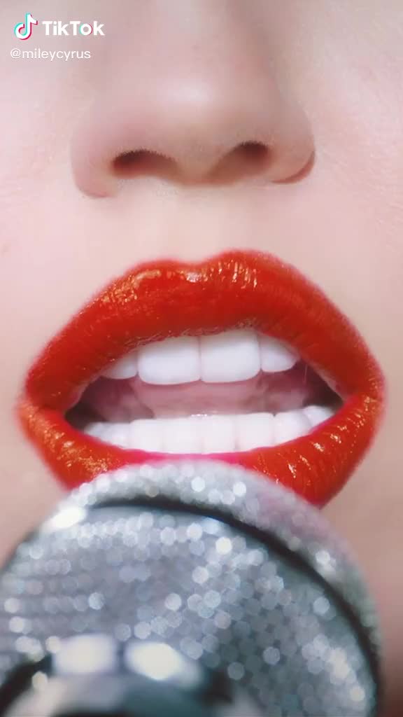 Miley Cyrus pretty mouth