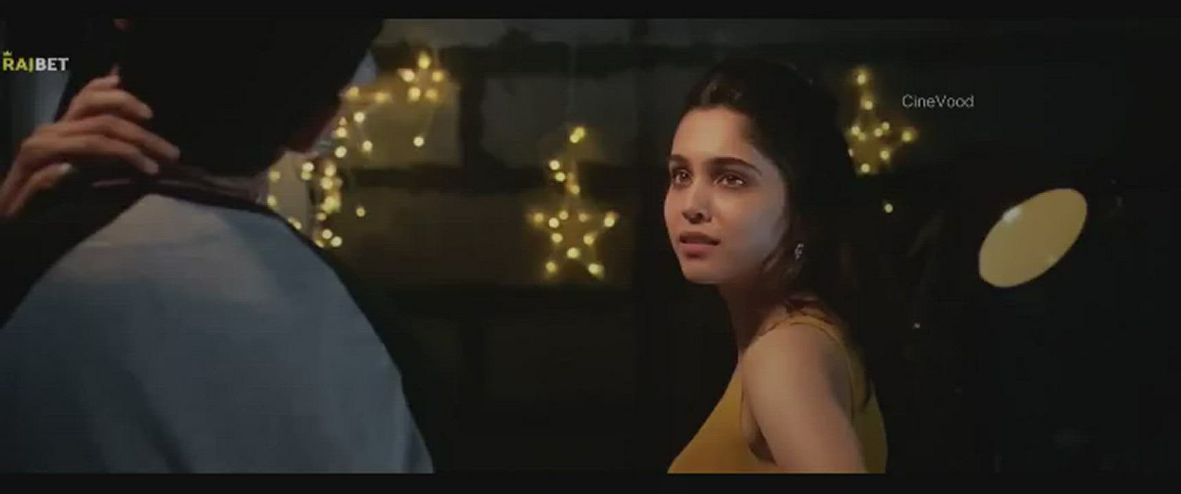 Sharvari Wagh hot scene and kiss with Siddhant Chaturvedi in Bunty Aur Babli 2 (2021)