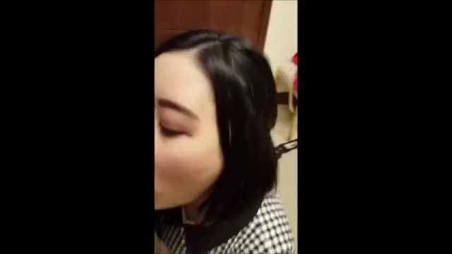 ASIAN TEEN RECORDS HERSELF SUCKING BWC IN THE DRESSING ROOM