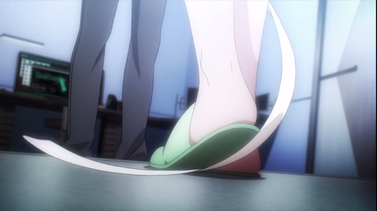 Miyuki takes off her robe [Mahouka]