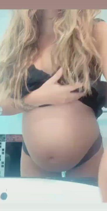 Sexy Preggo Mom